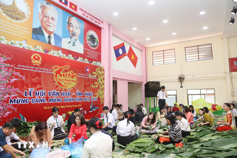 Gìn giữ và lan tỏa nét văn hóa đặc sắc Tết cổ truyền Việt Nam ở Lào